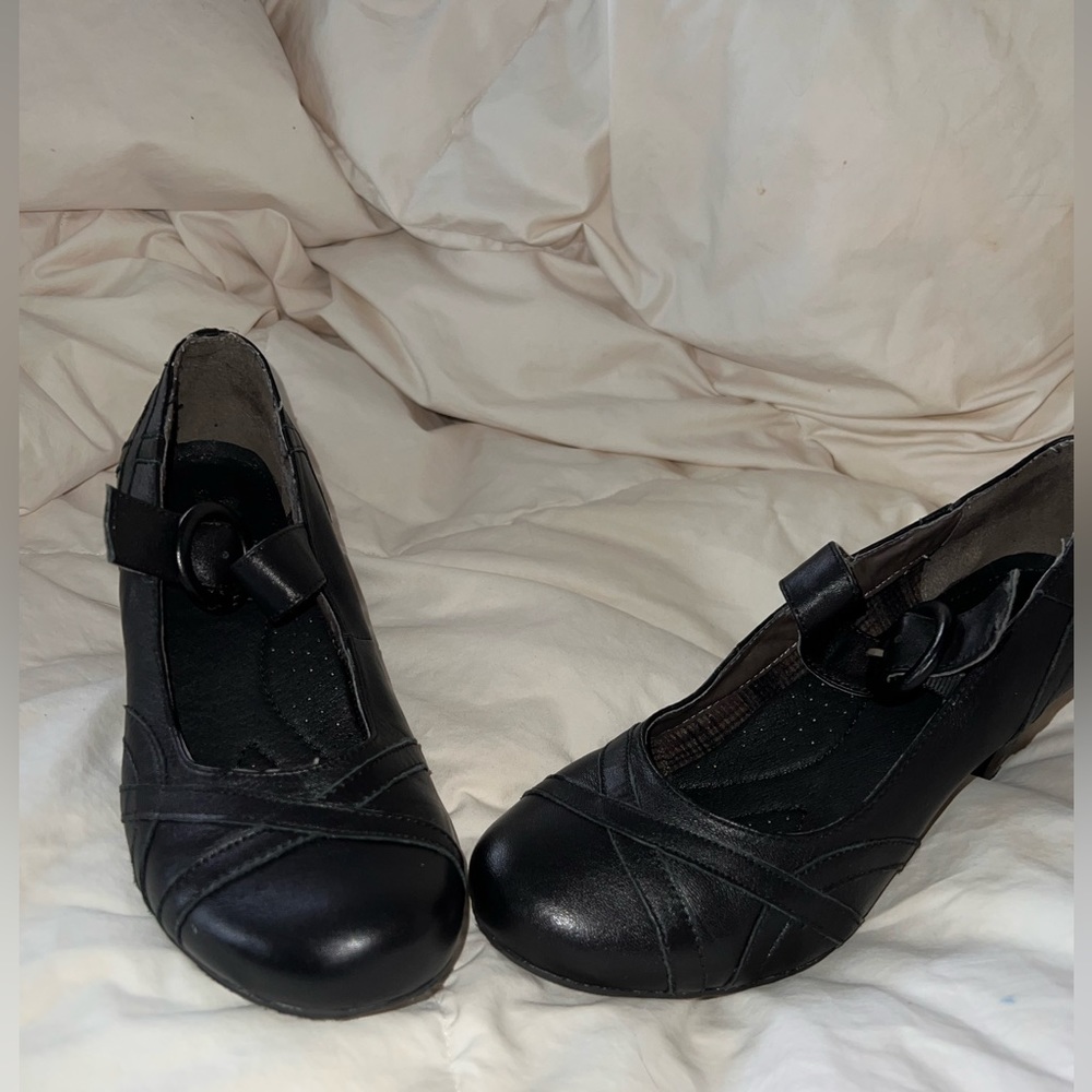 Gently used Mary-Jane style shoes🤍size 7🤍matte black color🤍silver clasp🤍